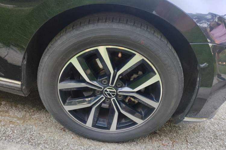 Used Volkswagen Magotan 2020 330TSI DSG Leading Model Right Front Wheel Hub