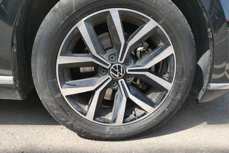 Used Volkswagen Magotan 2020 330TSI DSG Leading Model Right Front Wheel Hub