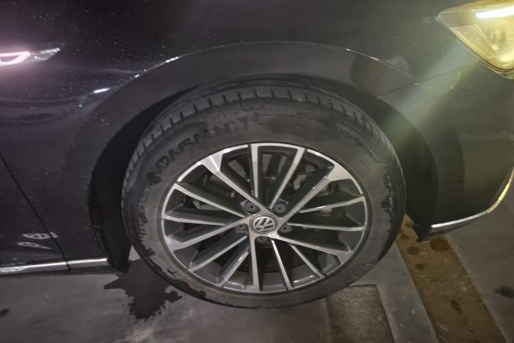 Used Volkswagen Magotan 2020 330TSI DSG Luxury Edition Right Front Wheel Hub