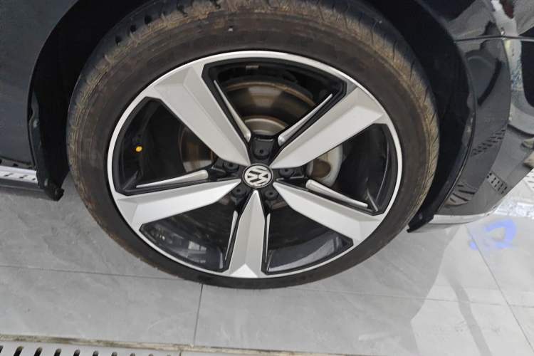 Used Volkswagen Magotan 2020 330TSI DSG Leading Model Right Front Wheel Hub