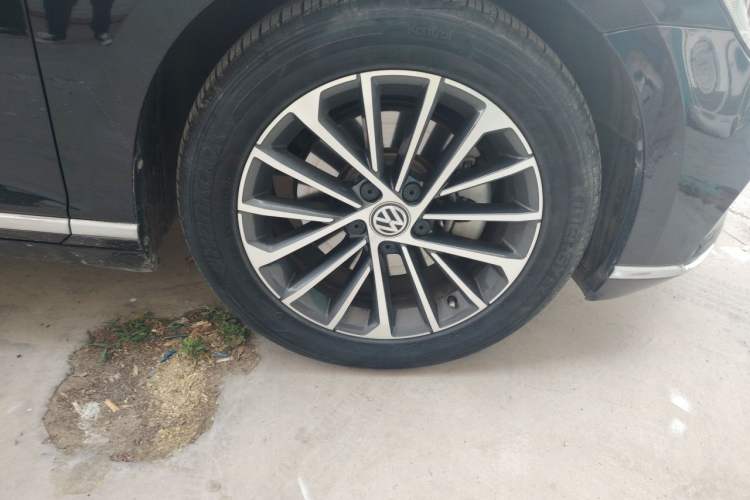 Used Volkswagen Magotan 2020 330TSI DSG Luxury Edition Right Front Wheel Hub