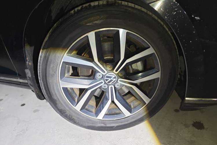 Used Volkswagen Magotan 2020 330TSI DSG Leading Model Right Front Wheel Hub