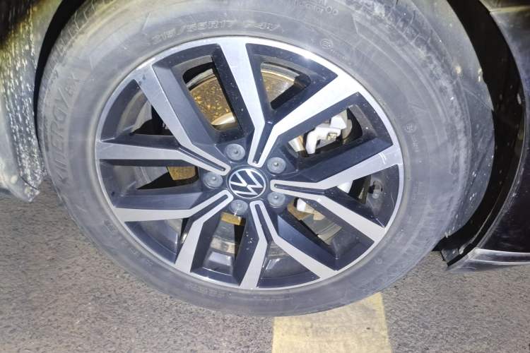 Used Volkswagen Magotan 2020 330TSI DSG Leading Model Right Front Wheel Hub