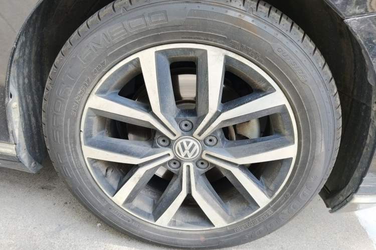 Used Volkswagen Magotan 2020 330TSI DSG Leading Model Right Front Wheel Hub