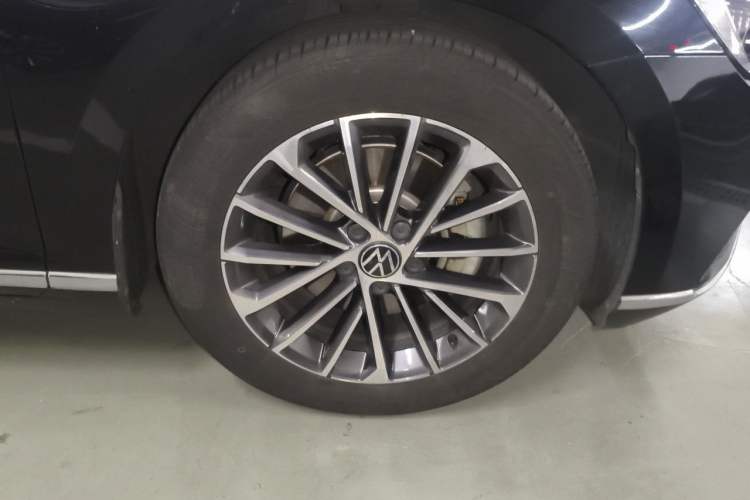 Used Volkswagen Magotan 2020 330TSI DSG Luxury Edition Right Front Wheel Hub