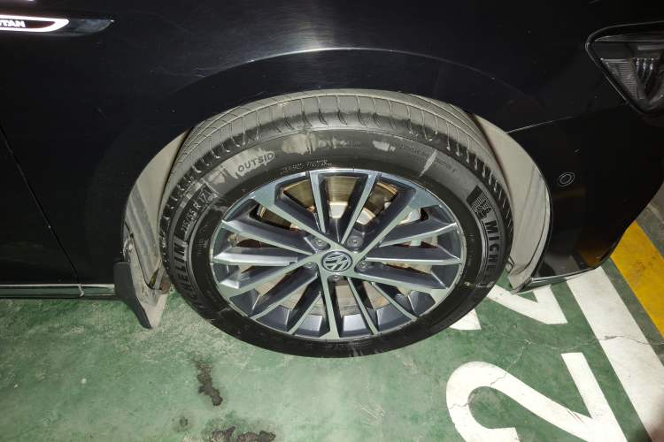 Used Volkswagen Magotan 2020 380TSI DSG Luxury Version Right Front Wheel Hub
