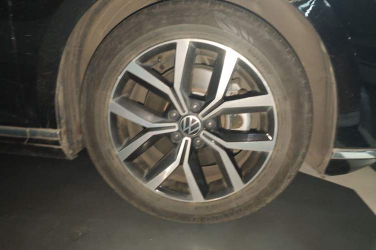 Used Volkswagen Magotan 2020 330TSI DSG Leading Model Right Front Wheel Hub