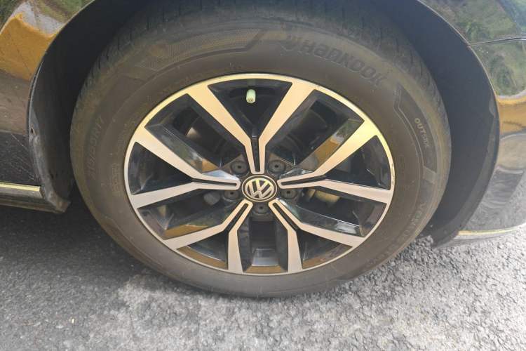 Used Volkswagen Magotan 2020 280TSI DSG Comfort Edition Right Front Wheel Hub