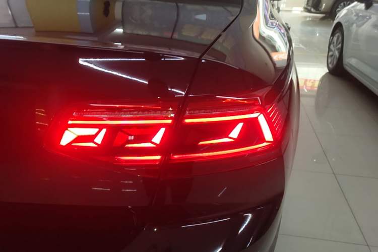 Used Volkswagen Magotan 2020 280TSI DSG Comfort Edition Right Rear Taillight