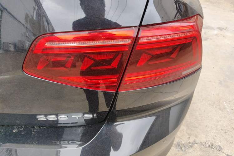 Used Volkswagen Magotan 2020 280TSI DSG Comfort Edition Right Rear Taillight