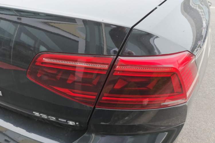 Used Volkswagen Magotan 2020 330TSI DSG Leading Model Right Rear Taillight