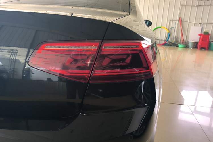 Used Volkswagen Magotan 2020 330TSI DSG Luxury Edition Right Rear Taillight