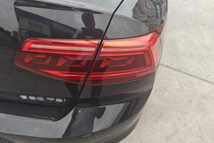 Used Volkswagen Magotan 2020 280TSI DSG Comfort Edition Right Rear Taillight