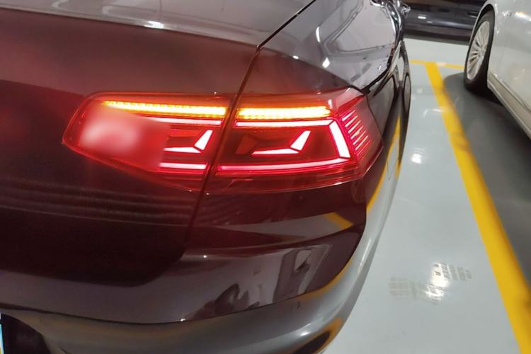 Used Volkswagen Magotan 2020 280TSI DSG Comfort Edition Right Rear Taillight