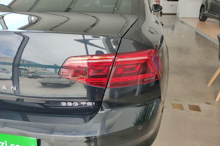 Used Volkswagen Magotan 2020 330TSI DSG Leading Model Right Rear Taillight