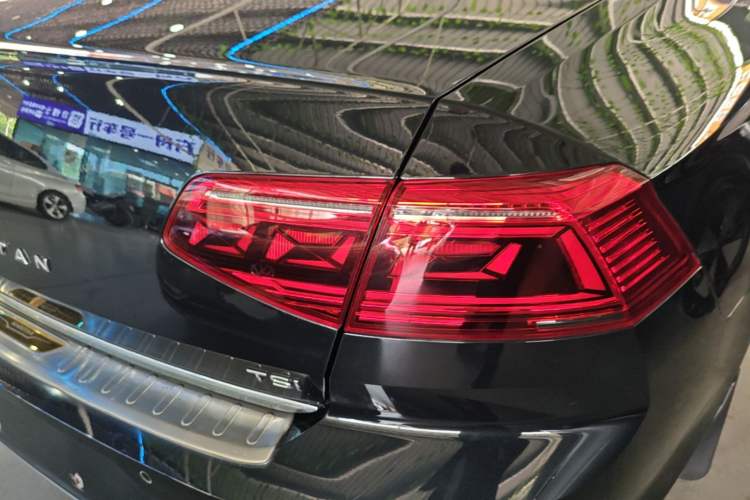 Used Volkswagen Magotan 2020 280TSI DSG Leading Edition Right Rear Taillight