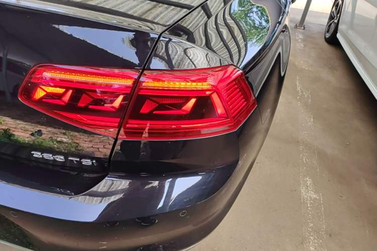 Used Volkswagen Magotan 2020 380TSI DSG Luxury Version Right Rear Taillight