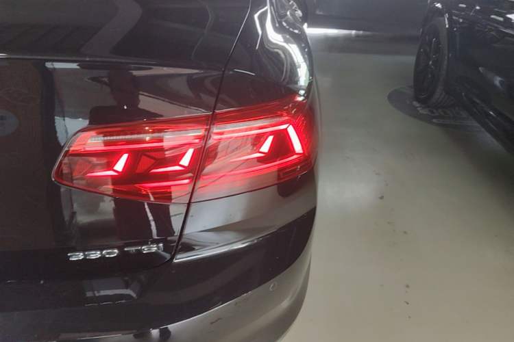 Used Volkswagen Magotan 2020 330TSI DSG Luxury Edition Right Rear Taillight