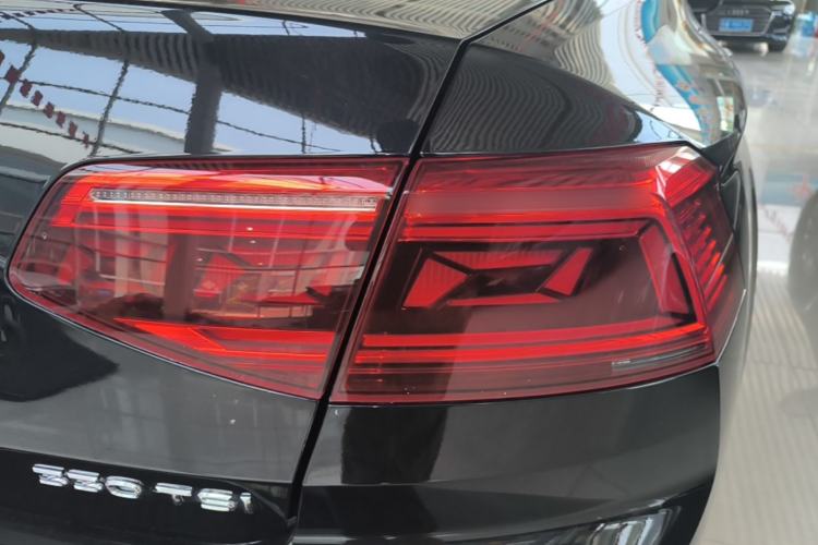 Used Volkswagen Magotan 2020 330TSI DSG Luxury Edition Right Rear Taillight