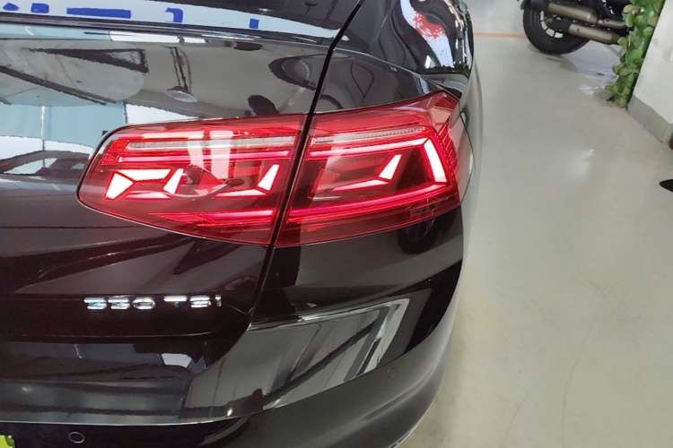 Used Volkswagen Magotan 2020 330TSI DSG Luxury Edition Right Rear Taillight