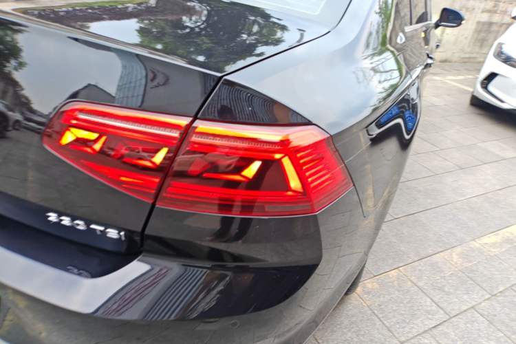 Used Volkswagen Magotan 2020 330TSI DSG Leading Model Right Rear Taillight