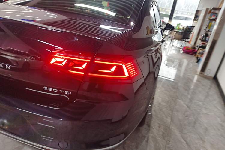 Used Volkswagen Magotan 2020 330TSI DSG Leading Model Right Rear Taillight
