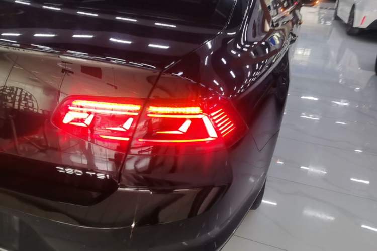 Used Volkswagen Magotan 2020 280TSI DSG Comfort Edition Right Rear Taillight