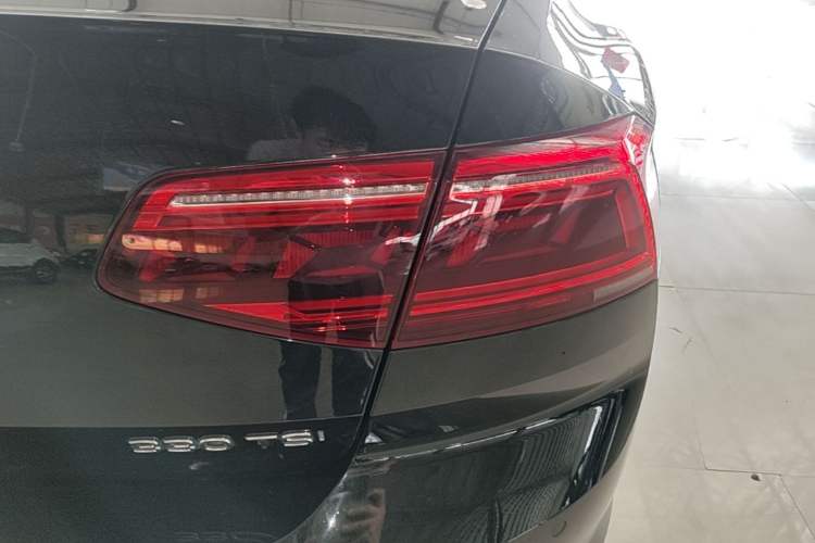 Used Volkswagen Magotan 2020 330TSI DSG Luxury Edition Right Rear Taillight