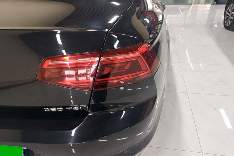 Used Volkswagen Magotan 2020 380TSI DSG Luxury Version Right Rear Taillight