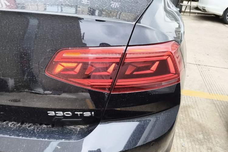 Used Volkswagen Magotan 2020 330TSI DSG Luxury Edition Right Rear Taillight