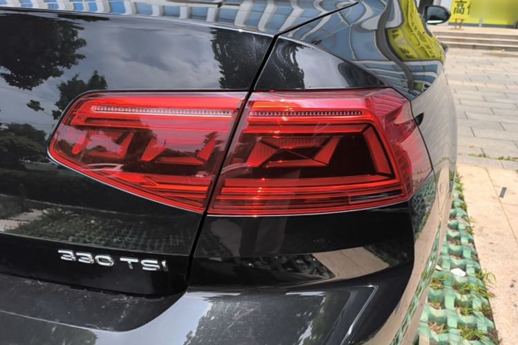 Used Volkswagen Magotan 2020 330TSI DSG Leading Model Right Rear Taillight