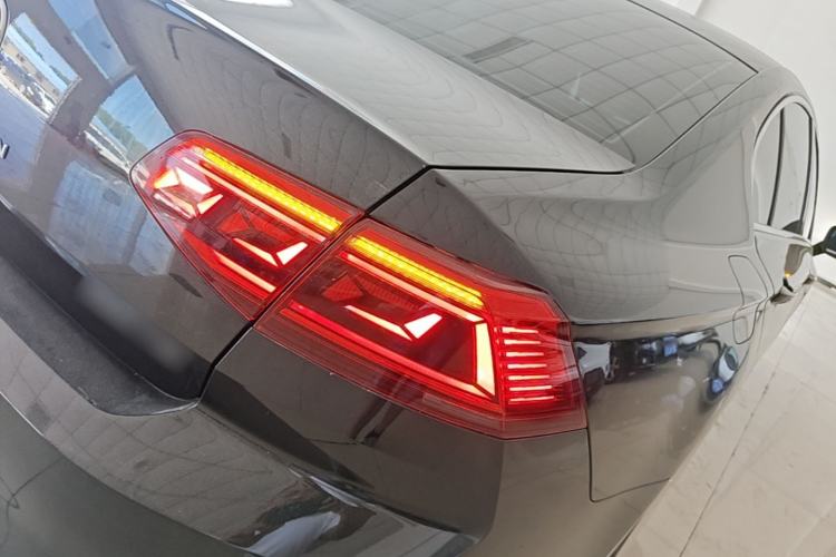 Used Volkswagen Magotan 2020 330TSI DSG Leading Model Right Rear Taillight