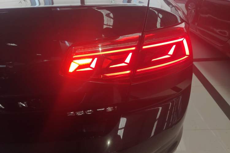 Used Volkswagen Magotan 2020 280TSI DSG Comfort Edition Right Rear Taillight