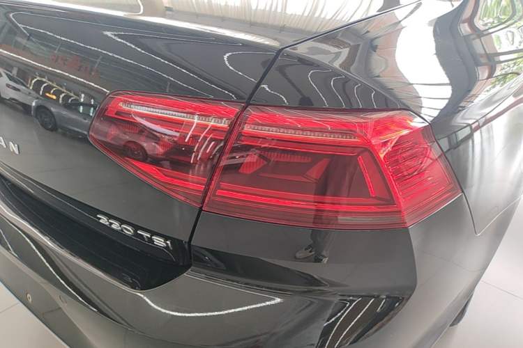 Used Volkswagen Magotan 2020 330TSI DSG Leading Model Right Rear Taillight