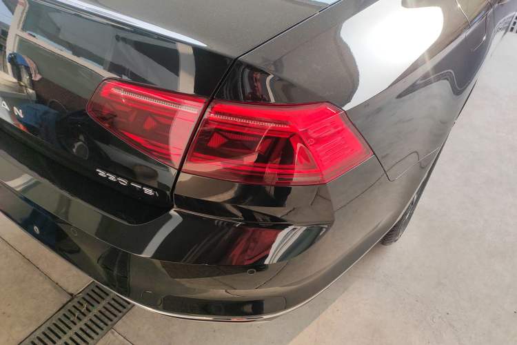 Used Volkswagen Magotan 2020 330TSI DSG Leading Model Right Rear Taillight