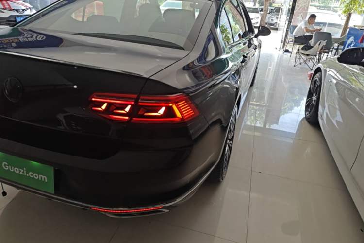 Used Volkswagen Magotan 2020 330TSI DSG Luxury Edition Right Rear Taillight