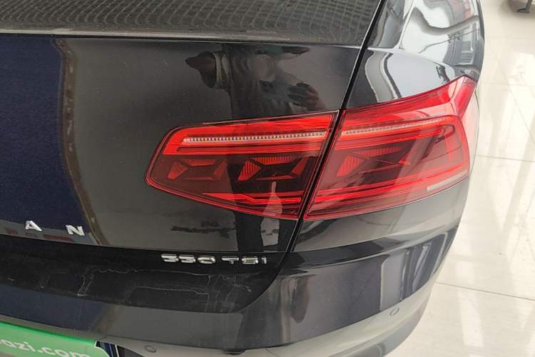 Used Volkswagen Magotan 2020 330TSI DSG Leading Model Right Rear Taillight