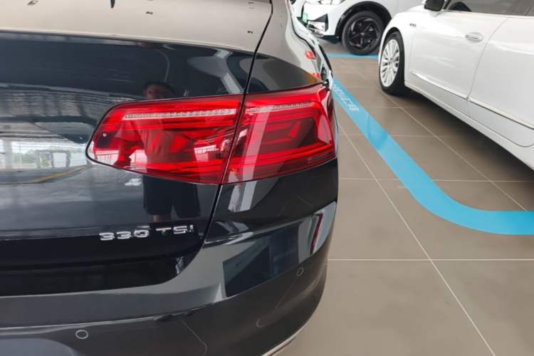 Used Volkswagen Magotan 2020 330TSI DSG Luxury Edition Right Rear Taillight
