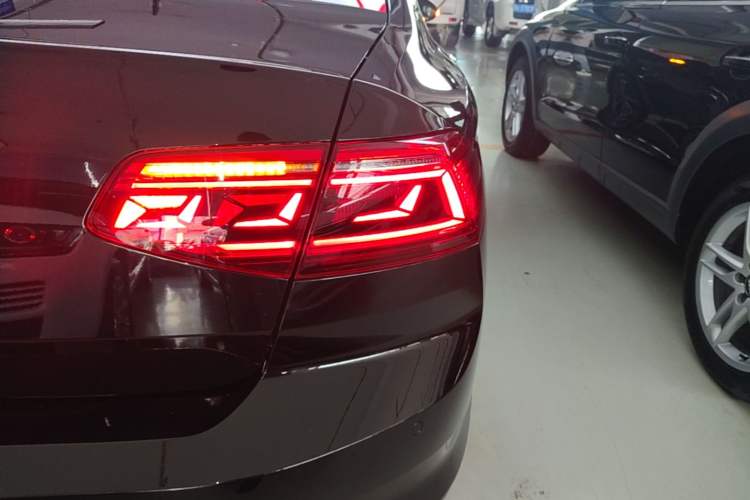 Used Volkswagen Magotan 2020 380TSI DSG Luxury Version Right Rear Taillight