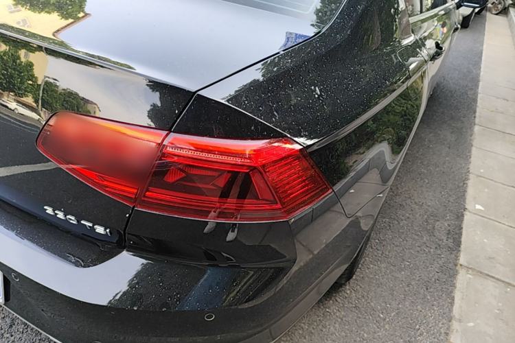 Used Volkswagen Magotan 2020 330TSI DSG Leading Model Right Rear Taillight