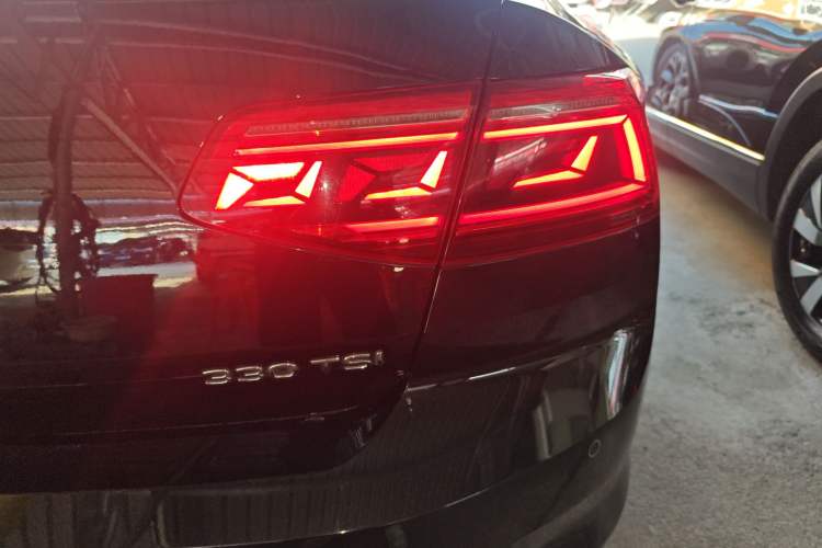 Used Volkswagen Magotan 2020 330TSI DSG Leading Model Right Rear Taillight