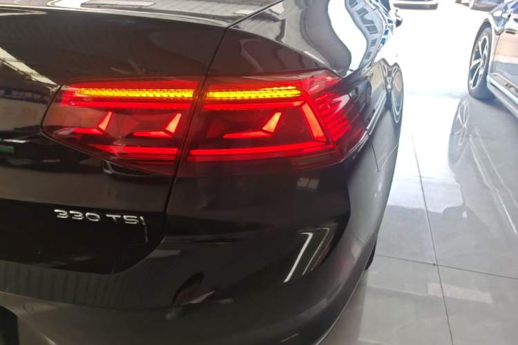 Used Volkswagen Magotan 2020 330TSI DSG Leading Model Right Rear Taillight
