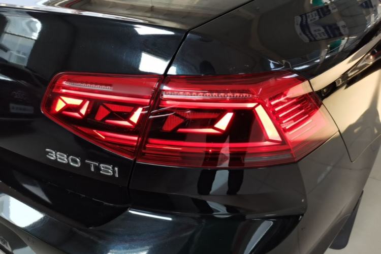 Used Volkswagen Magotan 2020 380TSI DSG Luxury Version Right Rear Taillight