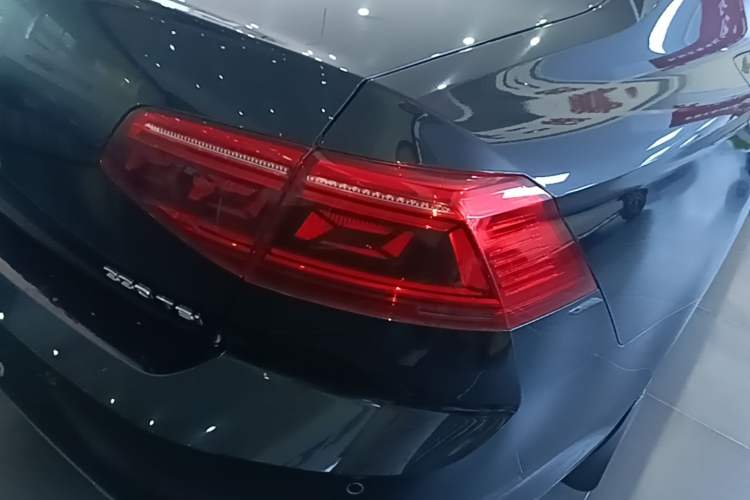 Used Volkswagen Magotan 2020 330TSI DSG Luxury Edition Right Rear Taillight
