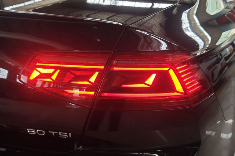 Used Volkswagen Magotan 2020 280TSI DSG Comfort Edition Right Rear Taillight
