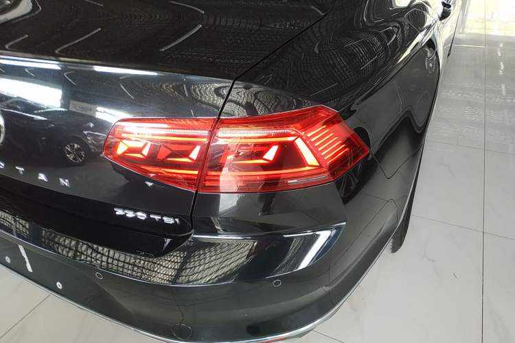 Used Volkswagen Magotan 2020 330TSI DSG Leading Model Right Rear Taillight