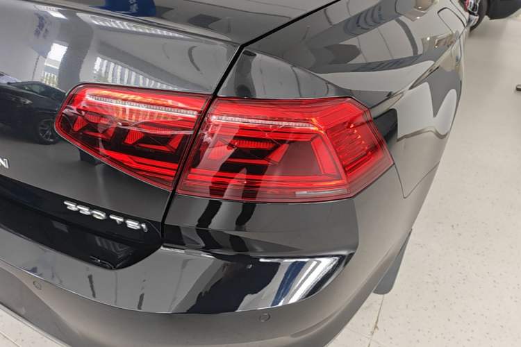 Used Volkswagen Magotan 2020 330TSI DSG Leading Model Right Rear Taillight