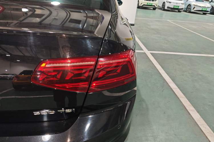 Used Volkswagen Magotan 2020 330TSI DSG Leading Model Right Rear Taillight