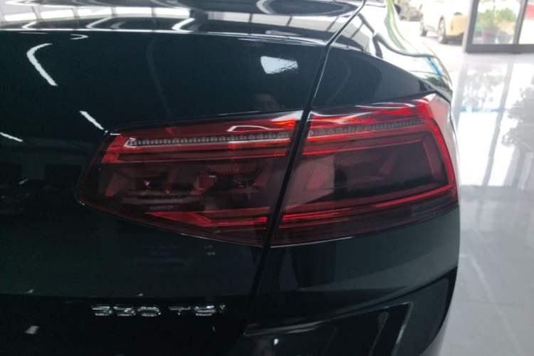 Used Volkswagen Magotan 2020 330TSI DSG Leading Model Right Rear Taillight