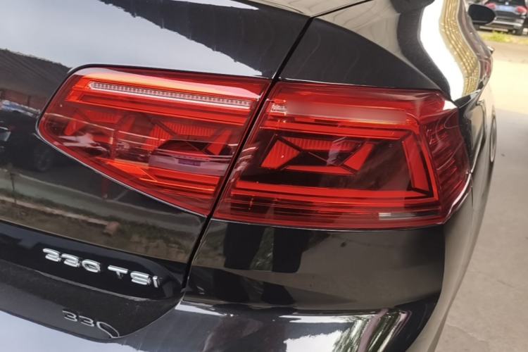 Used Volkswagen Magotan 2020 330TSI DSG Leading Model Right Rear Taillight